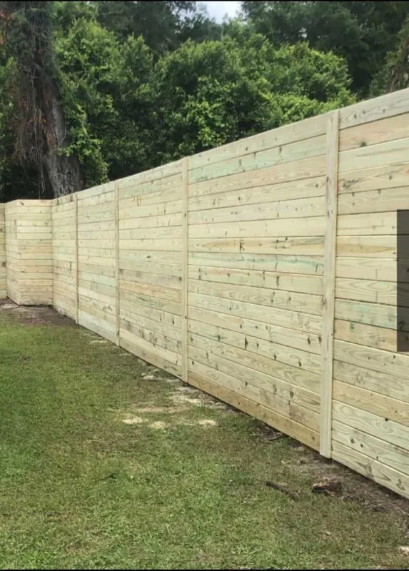 Horizontal wood privacy fence